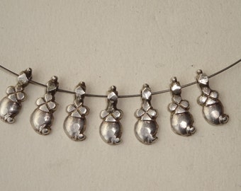 Ein kleiner antiker Silber 'Boteh' Anhänger oder Charm, Indien (7 verfügbar)