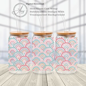 Op de afbeelding: Drie 473 ml glazen blikverpakkingen met een regenboog- en hartpatroon. De verpakkingen zijn ontworpen voor sublimatie en hebben een transparante achtergrond.