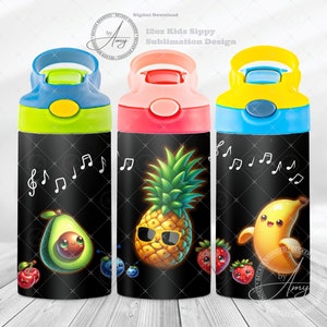 Pode incluir: Três copos para crianças de 350 ml com designs de sublimação. Os copos são pretos com um design de notas musicais brancas. Cada copo apresenta um design de fruta diferente: um abacate, um abacaxi com óculos de sol e uma banana com um rosto sorridente.