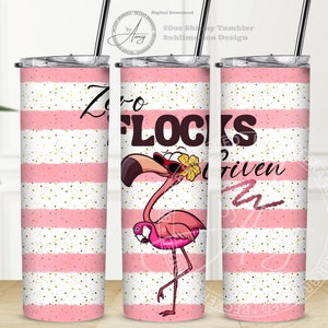 Puede incluir: Un vaso de rayas rosas y blancas con detalles de purpurina dorada. El vaso presenta un flamenco de dibujos animados con gafas de sol y una flor. El texto "Zero Flocks Given" está impreso en el vaso.
