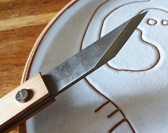 TABLE KNIFE . Forged carbon steel, leather handle, single-edged cutting edge, meat knife. Version 26C