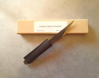 The Le Tranchet table knife, basic version, is a steak knife with an asymmetrical blade and a leather handle.
