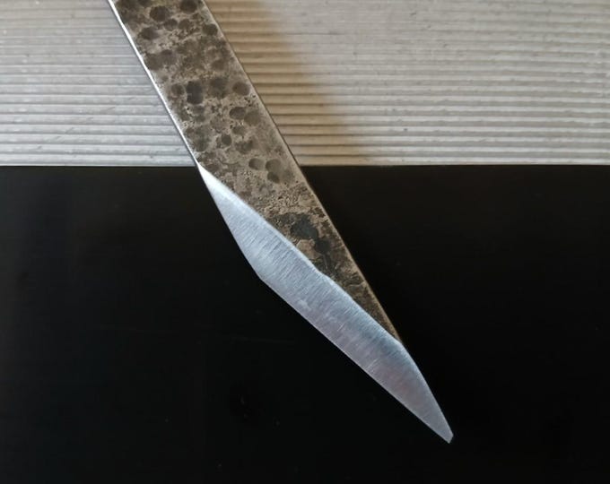 LE TRANCHET KNIFE "Forged Raw", is a steak knife with an asymmetrical blad.
