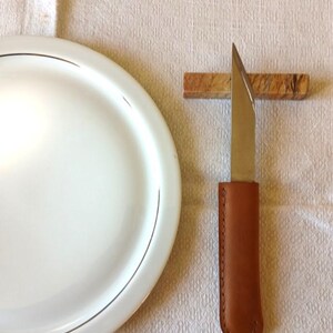 COUTEAU DE TABLE " Le Tranchet" origine, acier carbone forgé, lame asymétrique. Manche en cuir cousu main, couteau à steak, couteau à viande
