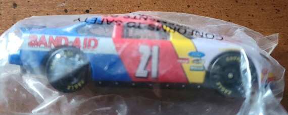 1997 Band-aid Racing Michael Waltrip #21 Minature Car 1/64 Diecast