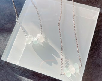Druppel van de oceaan. Trio. Echt Engels zeeglas aan sterlingzilveren ketting. Gepersonaliseerde stijl en lengte.