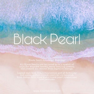 Pu&ograve; includere: Una perla nera su una spiaggia con sabbia bianca e acqua blu. Il testo "Black Pearl Spiritual Meaning" &egrave; scritto sotto la perla. Il testo dice che le perle nere sono un simbolo di speranza, guarigione e protezione dall'energia negativa. Il testo dice anche che un dio polinesiano della fertilit&agrave; e della pace ha regalato una perla nera alla sua amata. Il testo conclude che le perle nere simbolizzano l'amore che persiste.