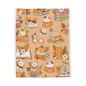 Peut inclure: Une couverture jeté beige avec un motif répétitif d'illustrations sur le thème de l'automne, comprenant des piles de livres, des citrouilles, des tasses avec de la crème fouettée, des lunettes, des glands, des fleurs blanches et un petit chat.