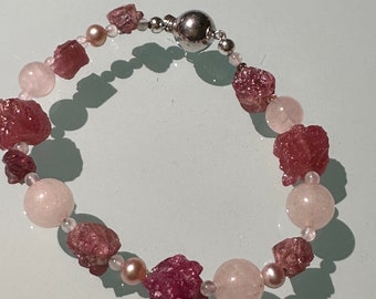 Pulsera de rubíes, turmalinas, perlas y cuarzo rosa con cierre de 14kw