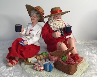 Clothtique Possible Dreams 'Life is a Picnic' 2023 Santa Figure 6012189 - NEW