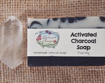 Jabón de carbón activado, arcilla bentonita y aceite de árbol de té. Hecho a mano.