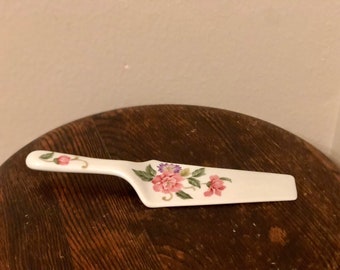 Vintage Pink Floral Cake or Pie Server / Porcelain kitchenware/ Vintage CottageCore Kitchenware / Floral pie server / Vintage Cake Server