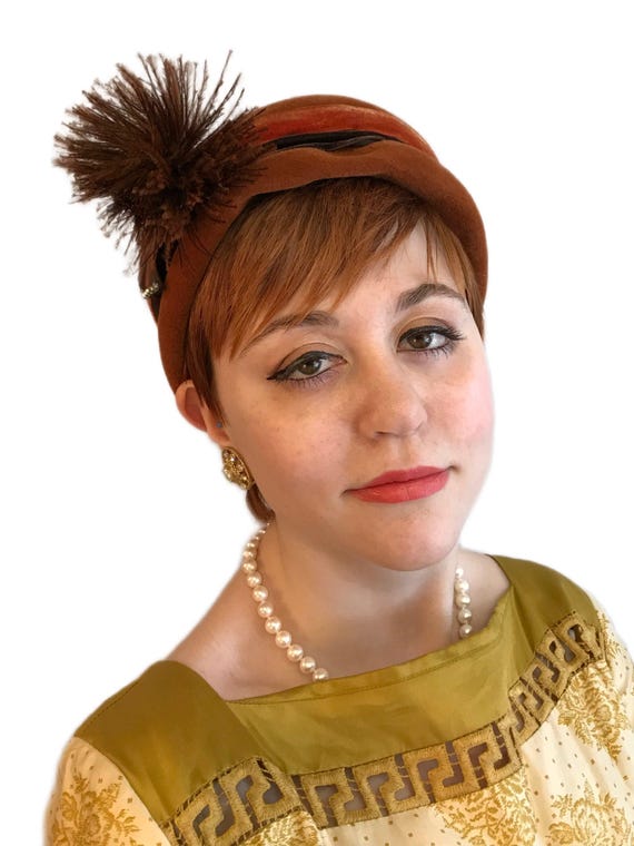 Vintage Schiaparelli Paris Velour Cocktail Hat With Feather  display picture 3