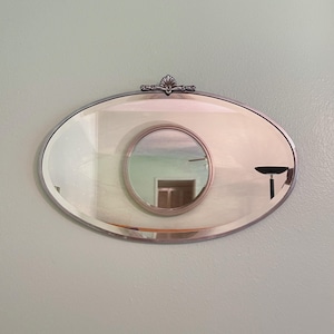 Miroir Art Déco biseauté avec cadre en métal et plateau décoratif