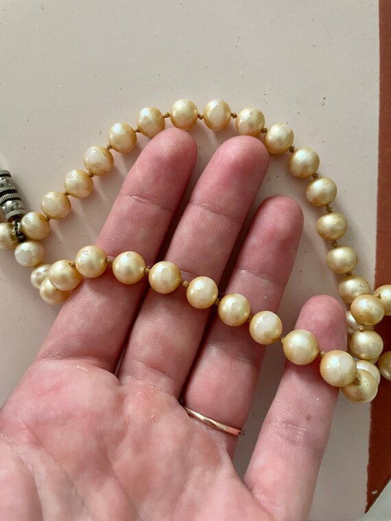 Vintage faux pearl choker necklace - F-39 - image 3
