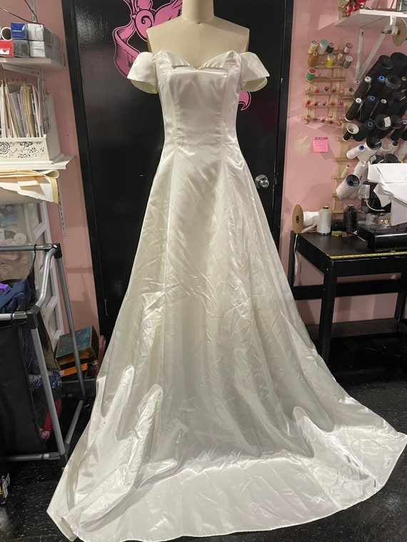 A-Line Satin Off the Shoulder Wedding Dresses Gown with Pockets HS832 main image 0