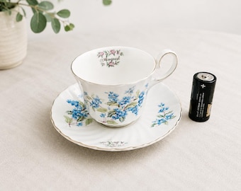 Juego de taza y platillo de porcelana fina de la colección Vintage Staffordshire, modelo "August", estampado floral azul. Fabricado en Inglaterra.