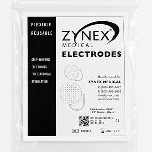 Puede incluir: Una bolsa de plástico transparente que contiene una etiqueta blanca con el logotipo de ZYNEX MEDICAL e información del producto. La etiqueta dice "FLEXIBLE REUSABLE" y "ELECTRODES FOR ELECTRICAL STIMULATION". El paquete incluye dos electrodos redondos, cada uno de unos 5 cm de diámetro.