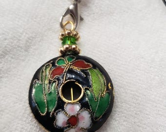 Pingente para celular; Cloisonné e cristais nas cores branco, preto ou rosa.
