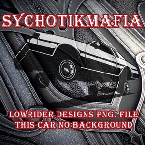 Könnte beinhalten: Schwarze und weiße Silhouette eines Lowrider-Autos mit großen Rädern vor einem silbernen und schwarzen Hintergrund. Der Text "SYCHOTIKMAFIA" befindet sich oben im Bild. Der Text "LOWRIDER DESIGNS PNG. FILE THIS CAR NO BACKGROUND" befindet sich unten im Bild.