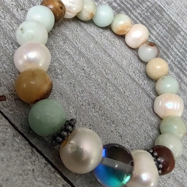 Bracelet extensible Courage en Amazonite et oeil de tigre avec une perle focale en verre opalisé entre deux perles d'eau douce naturelles