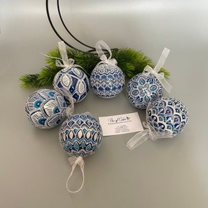 Christbaumkugel, blau-weiß Ornamente, 8 cm, 1 Stück, Kunststoff