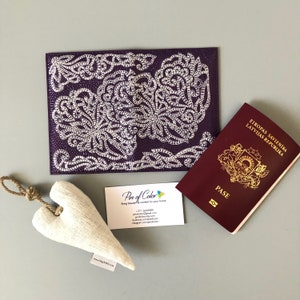 Funda para pasaporte de color morado con 2 adornos de corazón, imitación de piel