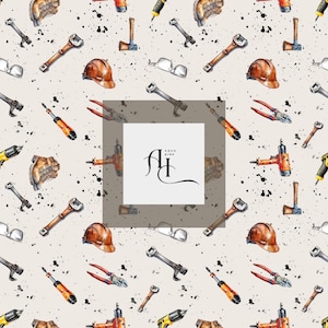 Puede incluir: Patrón de acuarela con diversas herramientas de construcción: llaves inglesas, martillos, alicates, taladros, botas de trabajo y cascos. Las herramientas están dispersas sobre un fondo beige con salpicaduras de pintura negra. Incluye el texto "AQUA & INK".