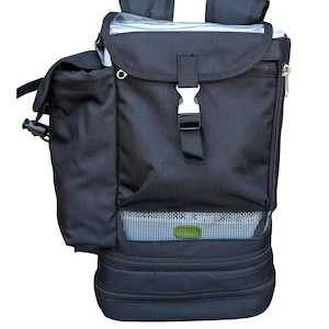 Puede incluir: Bolsa de manillar de bicicleta negra con múltiples compartimentos. Cuenta con una sección superior transparente, un bolsillo lateral y un compartimento principal con cremallera. Incluye un bolsillo de malla y un cierre de hebilla.