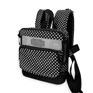 Peut inclure: Sac à dos noir et blanc à pois avec une fenêtre en maille et une poche zippée. Le sac à dos a des bretelles réglables et une poignée.