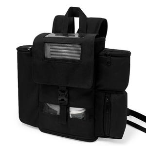Puede incluir: Mochila negra con múltiples compartimentos y bolsillos. Cuenta con una ventana transparente y detalles de malla. Incluye un asa superior y correas ajustables. La mochila tiene un cierre de hebilla y bolsillos laterales con cremallera.