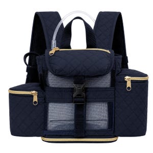 Puede incluir: Una mochila acolchada de color azul marino con un panel central de malla, un asa superior y dos compartimentos laterales. La bolsa incluye cremalleras doradas, un cierre de hebilla de plástico negro y un tubo de plástico transparente.