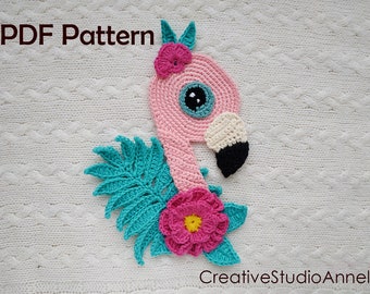 Puede incluir: Patrón PDF para tejer un flamenco rosa con acentos de hojas tropicales azules y verdes y flores rosas. El patrón incluye el texto "PDF Pattern".