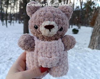 Pluche gehaakte beer: handgemaakte amigurumibeer in overall