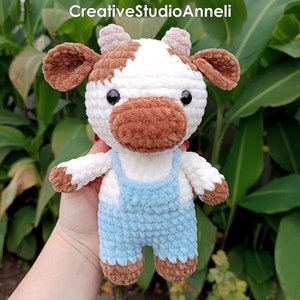Gehäkelte Kuh Plüschtier/ Kuh Kuscheltier/ Amigurumi Kuh Plüschtier/ Kuscheltier/ kuschelige Kuh mit Latzhose/ kawaii Chunky Kuh