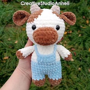 Gehäkelte Kuh Plüschtier/ Kuh Kuscheltier/ Amigurumi Kuh Plüschtier/ Kuscheltier/ kuschelige Kuh mit Latzhose/ kawaii Chunky Kuh