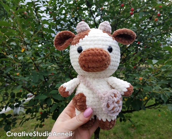 かぎ針編みの牛のぬいぐるみ：ふっくらとしたミルキーな牛の編みぐるみ