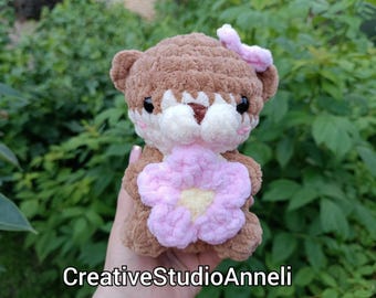 かぎ針編みの赤ちゃんラッコのぬいぐるみ（花付き）：手作りあみぐるみ