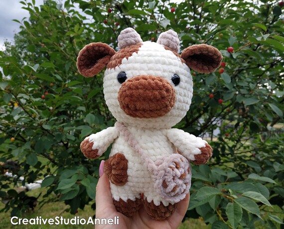 かぎ針編みの牛のぬいぐるみ：ふっくらとしたミルキーな牛の編みぐるみ