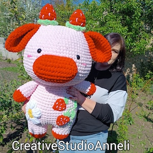 Riesige häkeln Erdbeer Kuh Plüschtier / Amigurumi Kuh / Tier Plüschtiere / Jumbo Kuh Plüschtier / gefüllte Plüschkuh / Weihnachtsgeschenk / Kinderzimmer Dekor