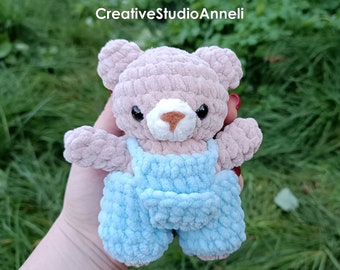 Pluche gehaakte beer: handgemaakte amigurumibeer in overall