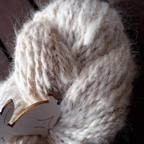 Laine angora filée à la main en crème/beige