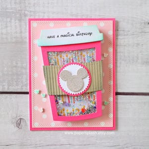 Tarjeta de cumpleaños con coctelera de café inspirada en Minnie Mouse de Disney, soporte para tarjeta de regalo de café, tarjeta de felicitación de cumpleaños.