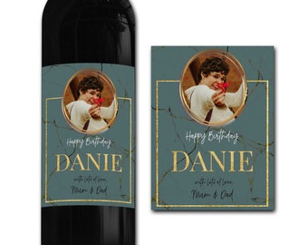 Puede incluir: Una etiqueta de botella de vino azul y dorada con una foto de una persona sonriendo y sosteniendo una flor roja. La etiqueta dice "Happy Birthday DANIE with lots of love. Mum & Dad."