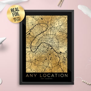 Könnte beinhalten: Ein schwarzer gerahmter Druck mit einer goldenen Folienkarte von Paris, Frankreich. Der Text "ANY LOCATION" ist unter der Karte gedruckt.