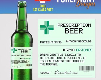Può includere: Una bottiglia di birra verde con un'etichetta bianca che dice "Prescription Beer" e ha un simbolo di croce verde. L'etichetta include anche il nome del paziente, il numero di prescrizione e il nome del medico. La bottiglia è appoggiata su una superficie bianca.