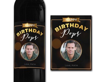 Puede incluir: Una etiqueta de botella de vino negra con un borde dorado y texto que dice "Feliz cumpleaños Papá" en letras doradas. Una foto de un hombre está en el centro de la etiqueta. El texto "Con amor, Katie" está en la parte inferior de la etiqueta.