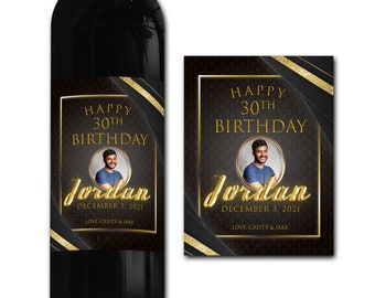 Puede incluir: Una etiqueta de botella de vino negra y dorada con una foto de una persona y el texto "Happy 30th Birthday Jordan December 3, 2021 Love Cristy & Jake"