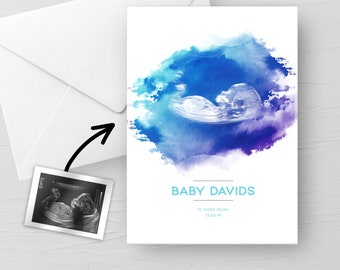 Puede incluir: Un fondo de acuarela azul y morado con una imagen de ultrasonido en blanco y negro de un bebé. El texto "BABY DAVIDS" está escrito en negro con un subrayado blanco. El texto "12 WEEK SCAN 13.04.19" está escrito en azul.