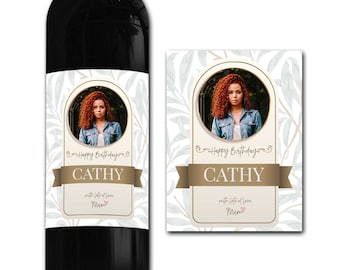 Puede incluir: Una etiqueta de botella de vino blanco con un diseño floral y una foto de una persona. La etiqueta dice "Happy Birthday Cathy with lots of love, Mum".